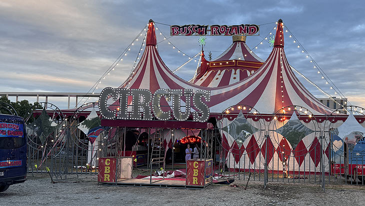 ist schon aufgebaut: Circus Busch Roland am Vorabend der Premiere (©Foto:Martin Schmitz)